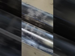 Sich hin- und herbewegendes Rohr des HDPE mit dem Schaum gefüllt für das Ausbaggern